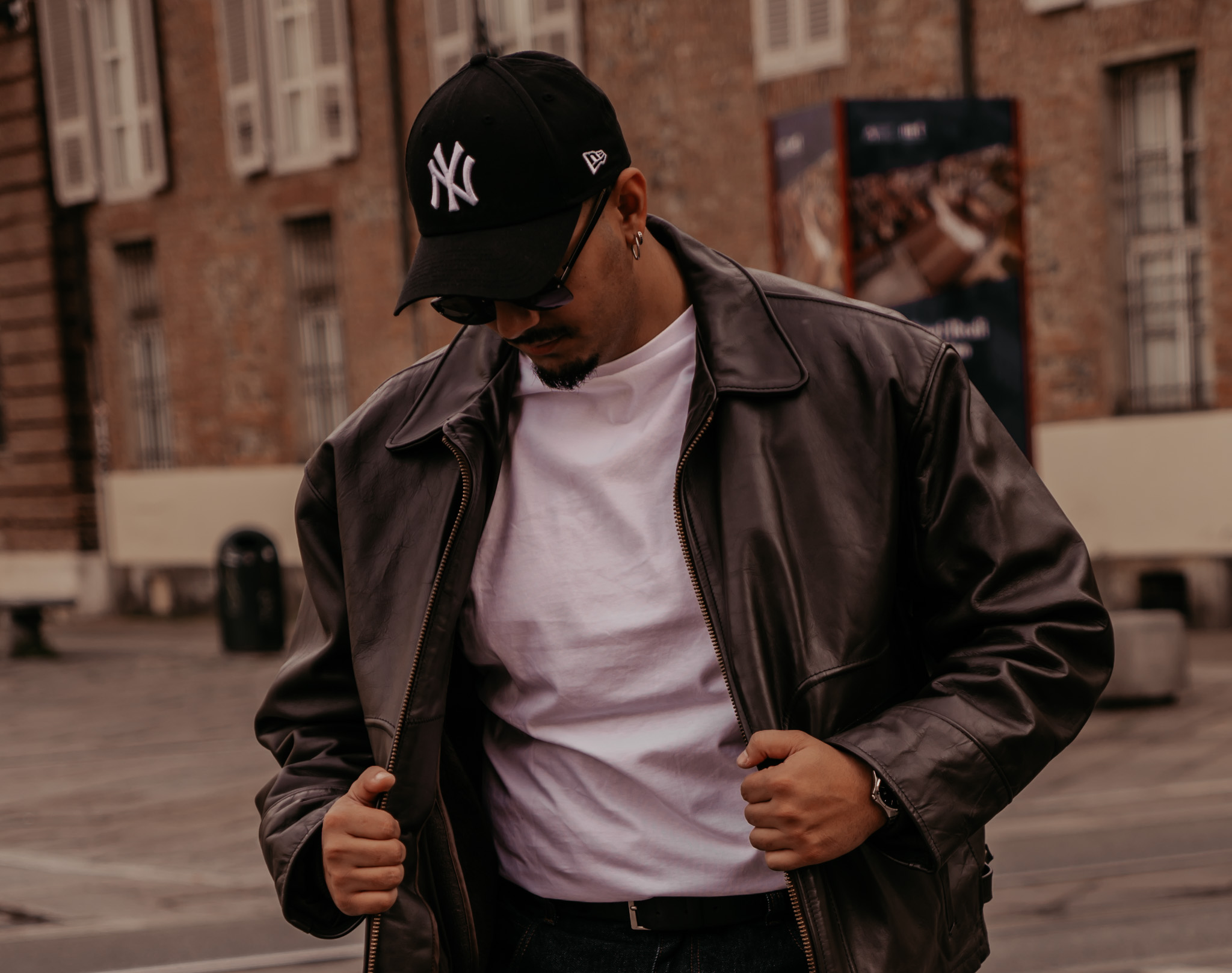 Ritratto street con giacca in pelle