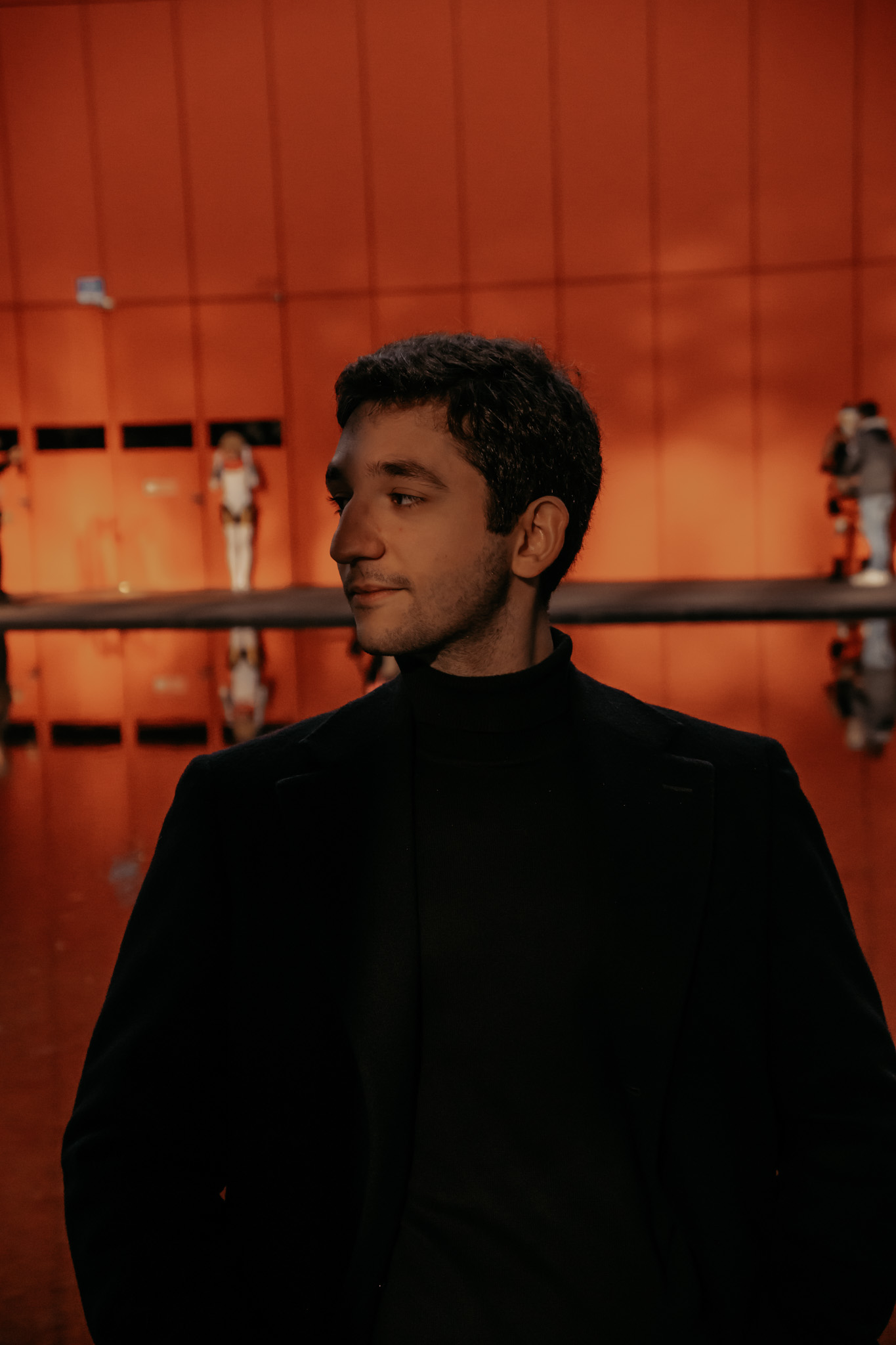 Ritratto editoriale con sfondo arancione